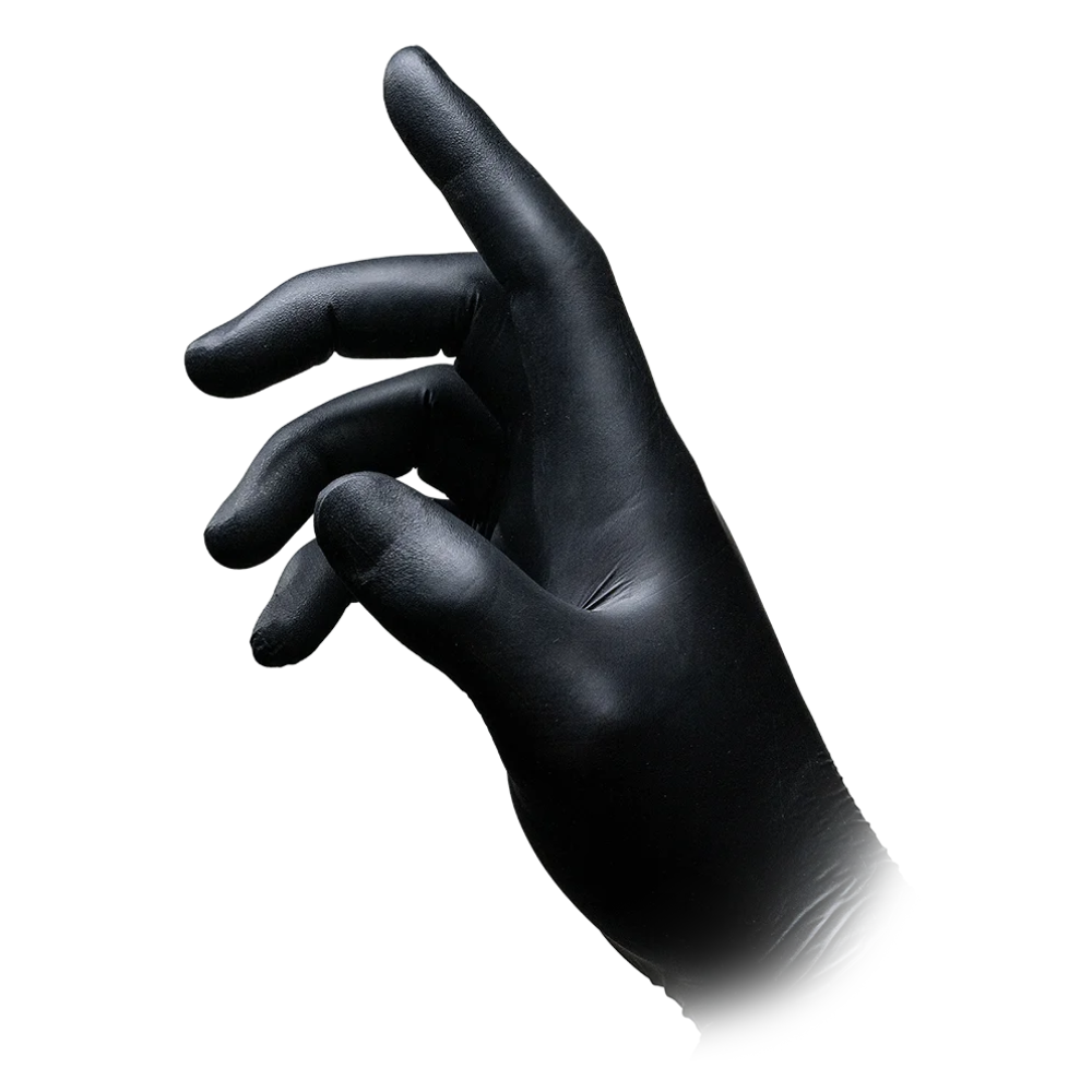 Eine Hand mit schwarzen AMPri Epiderm Protect Black Nitrilhandschuhen von MED-COMFORT ist vor einem weißen Hintergrund zu sehen. Die Finger sind leicht gekrümmt und der Daumen ist leicht ausgestreckt.