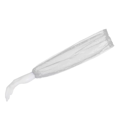 En skyltdockas arm i vitt presenterar en AMPri MED-COMFORT PE ärmskydd, 40 x 20 cm stor, gjord av transparent polyeten och därmed perfekt för livsmedelsindustrin. Ärmen sträcker sig från handleden till över armbågen på en enkel vit bakgrund. Denna produkt är från AMPri Handelsgesellschaft mbH.