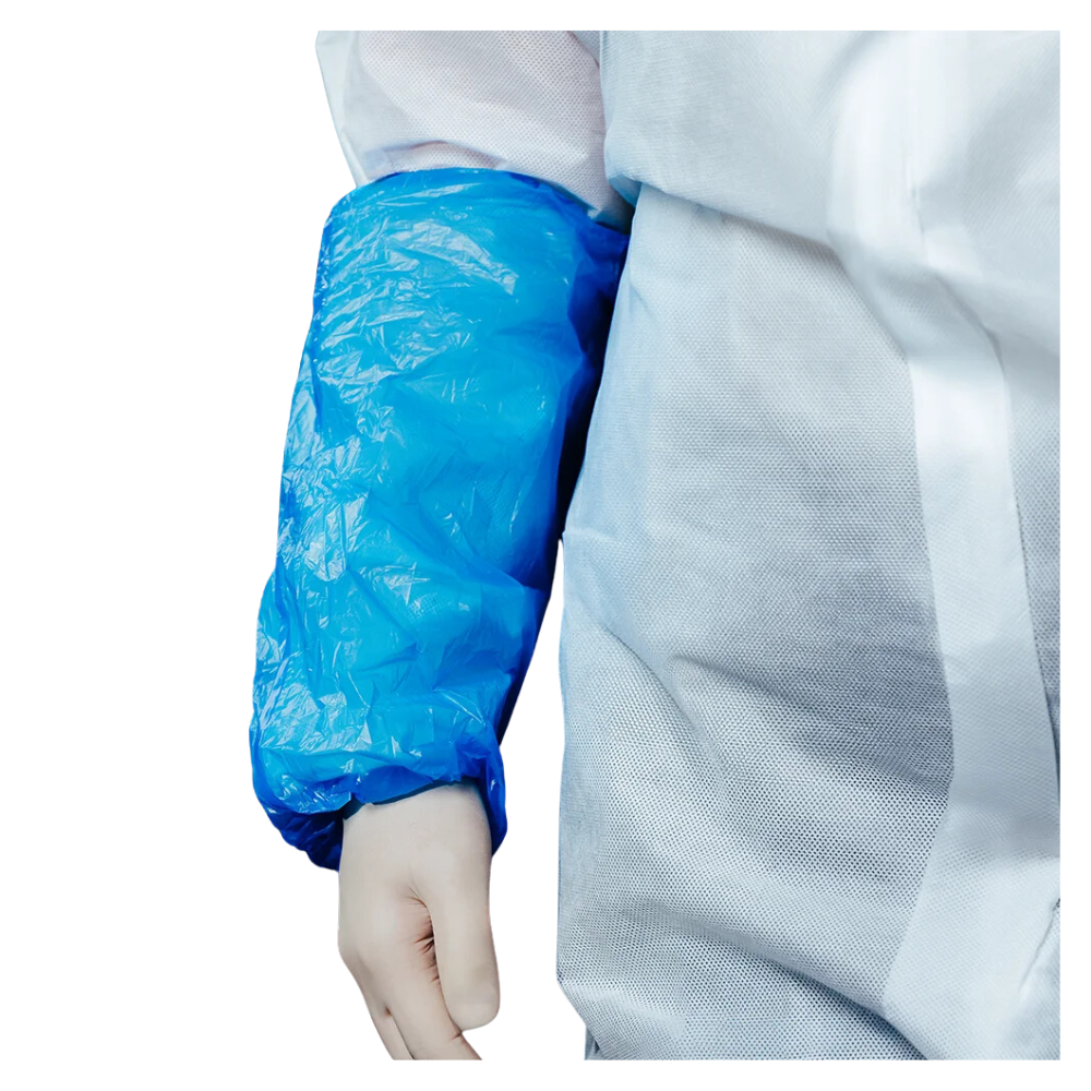 En närbild av en person som bär en AMPri MED-COMFORT PE ärmskydd, en blå plastärm av polyeten som täcker armen från handleden till över armbågen. Personen bär också vit skyddsklädsel av PSA kategori I, tillverkad av AMPri Handelsgesellschaft mbH.
