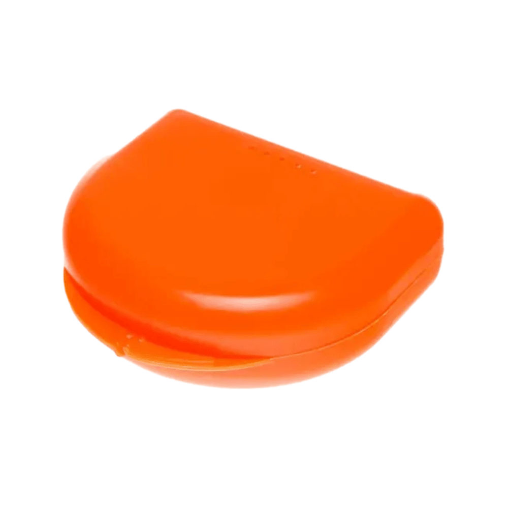 En orangefärgad, rektangulär plastbehållare av polypropen med lock, avsedd för förvaring och skydd av föremål som munskydd eller tandställning. Denna AMPri PP Dental tandställningslåda för vuxna från AMPri Handelsgesellschaft mbH har en slät yta och kännetecknas av en enkel, kompakt design.