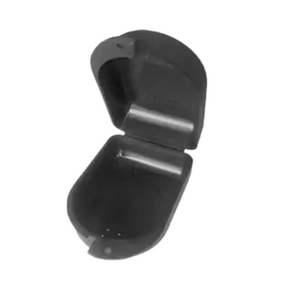 En stilren svart öppen musbete-station av robust polypropen med halvrunt lock och botten. Den är designad för att hålla betet säkert i sitt inre fack, liknande en AMPri PP Dental tandställningslåda.