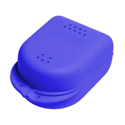 AMPri PP Dental tandställningslåda för barn, tillgänglig i olika färger och med måtten 90 x 60 x 45 cm, är en blå, rektangulär förvaringslåda med gångjärnslock av slitstark polypropen. Den har små ventilationshål på ovansidan och är perfekt för hållbarhet och funktionalitet.