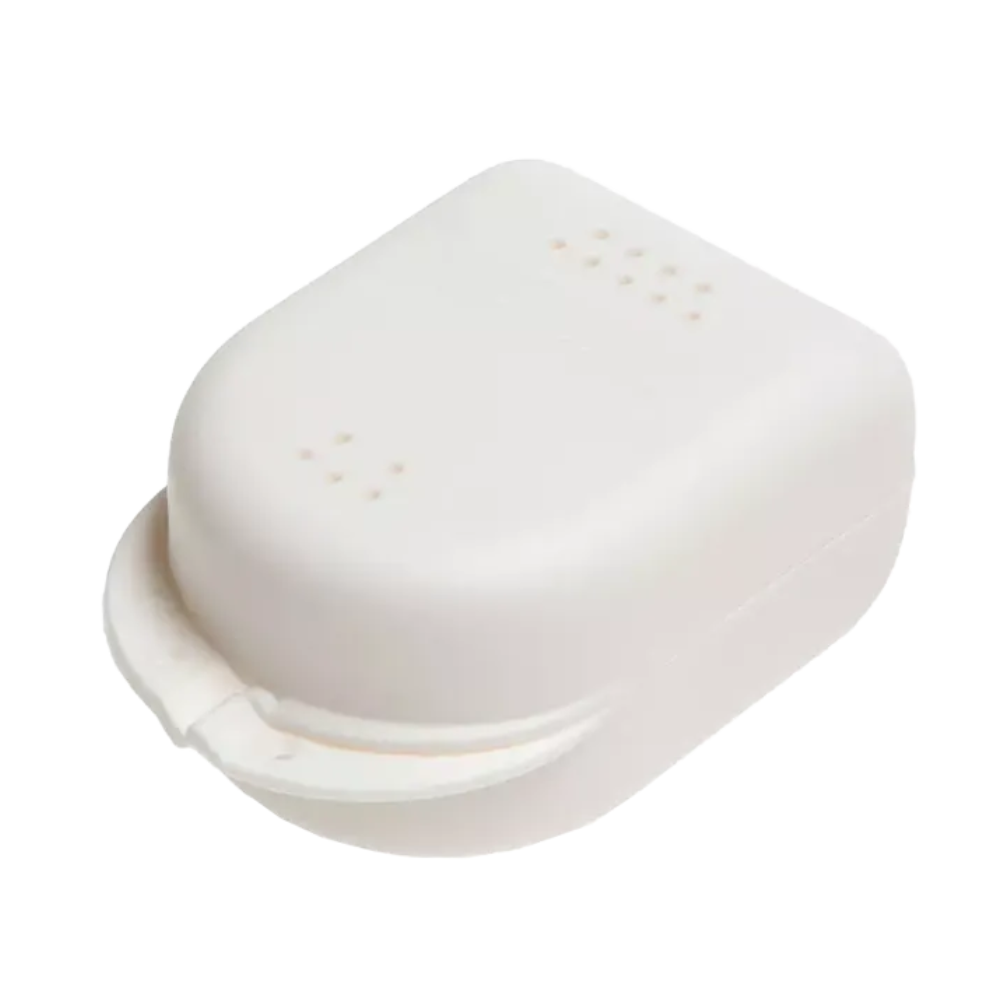 Denna AMPri PP Dental tandställningslåda för barn 90 x 60 x 45 cm, erbjuds av AMPri Handelsgesellschaft mbH, är en vit, rektangulär polypropenbehållare med gångjärnslock och små ventilationshål upptill och på sidorna, vilket gör den idealisk för förvaring eller transport. Finns i olika färger och förpackad i ett set med 14 stycken.