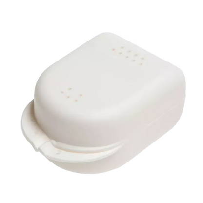 Denna AMPri PP Dental tandställningslåda för barn 90 x 60 x 45 cm, erbjuds av AMPri Handelsgesellschaft mbH, är en vit, rektangulär polypropenbehållare med gångjärnslock och små ventilationshål upptill och på sidorna, vilket gör den idealisk för förvaring eller transport. Finns i olika färger och förpackad i ett set med 14 stycken.