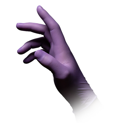 En enskild hand med en AMPri STYLE BERRY nitrilhandskar puderfri från MED-COMFORT i lila från AMPri Handelsgesellschaft mbH syns mot en vit bakgrund. Handen är lätt lutad och fingrarna är lätt böjda, vilket gör att handsken får en kroppsnära form.