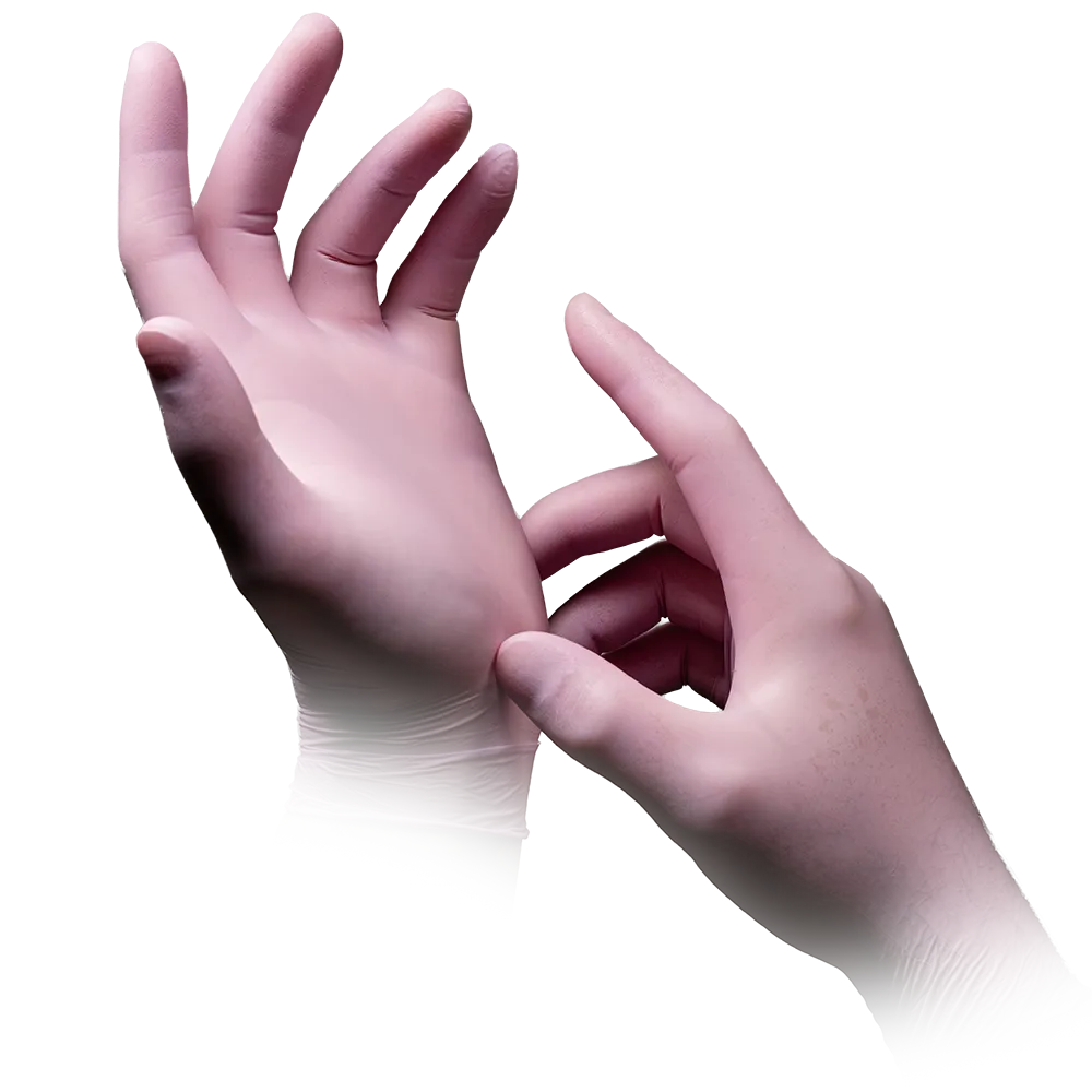 En person som bär AMPri STYLE STRAWBERRY nitrilhandskar puderfri från MED-COMFORT i rosa från AMPri Handelsgesellschaft mbH använder sin högra hand för att justera handsken på sin vänstra hand. De ljusrosa handskarna har en slät textur mot den rena, vita bakgrunden.