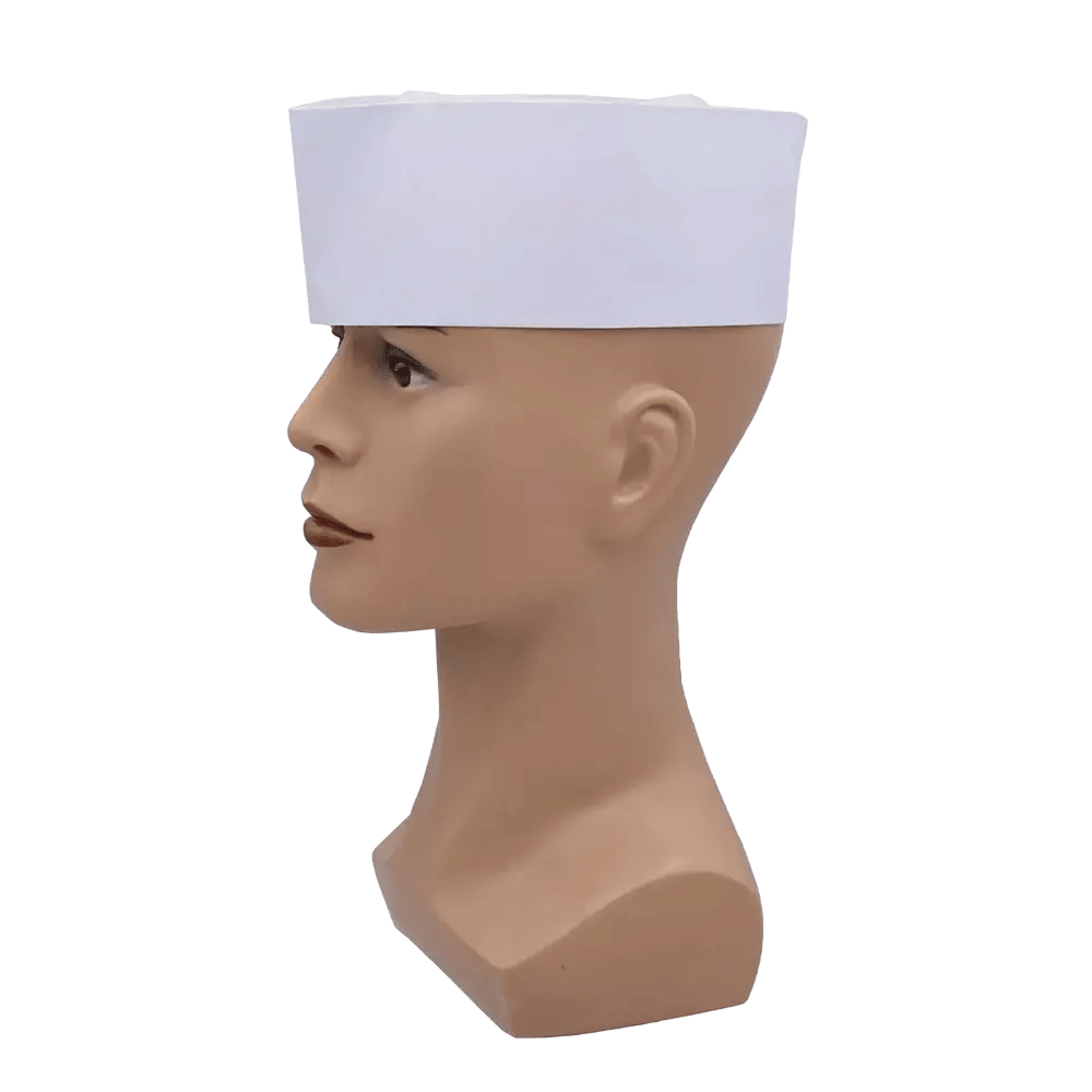 Ett dockhuvud är utrustat med den vita AMPri skepparmössan med fleecekrona, justerbar i storlek och synlig i sidovy mot en vit bakgrund.