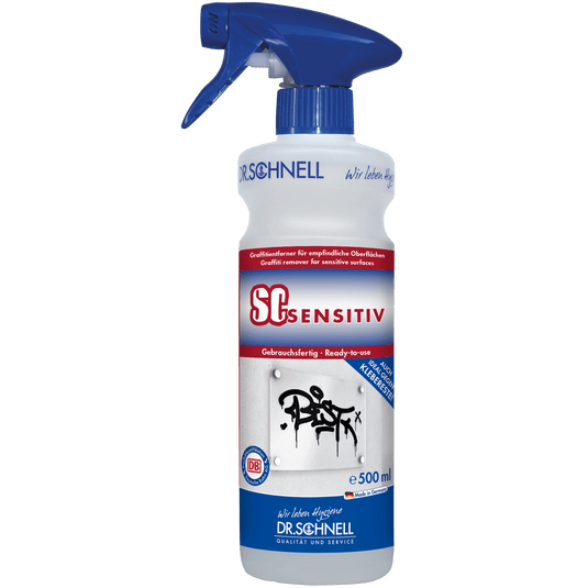 En 500 ml sprayflaska med DR.SCHNELL SC SENSITIV graffitiborttagningsmedel för känsliga ytor, med blå munstycke och en etikett med produktinformation samt en bild på graffiti på en vägg.