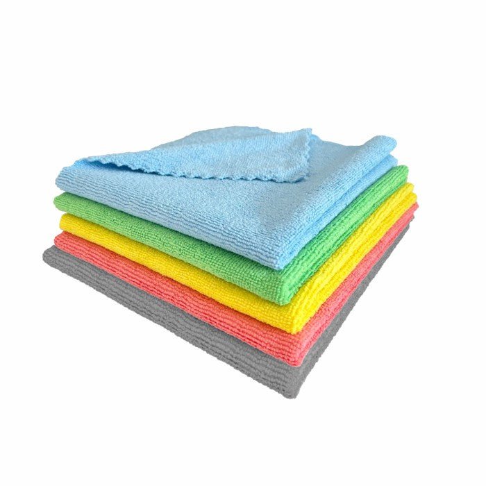 En stapel av fem Arcora SUPER-LINE XL mikrofiberdukar 38x38cm från Arcora International GmbH i färgerna blå, grön, gul, rosa och grå ligger på en vit bakgrund. Den översta blå duken är prydligt vikt i hörnet för att underlätta rengöringen.