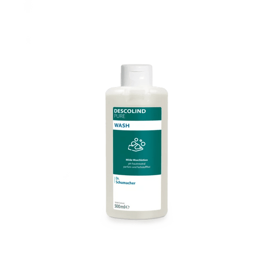 En vit plastflaska med tvättlotionen Dr. Schumacher Descolind Pure Wash (500 ml) från Dr. Schumacher GmbH, med en grön-vit etikett, står framför en enkel ljusgrå bakgrund. Denna pH-hudneutrala och parfymfria tvättlotion är idealisk för känslig hud.
