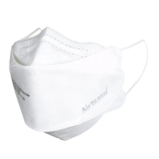 Partikelfiltrerande mun- och näsmasken Air Queen CE2163 har en vit design med synliga öronband och texten ”Air QUEEN” tryckt på sidan. Den är tillverkad av ett flexibelt, andningsbart material och utrustad med ett nanofiberfilter.