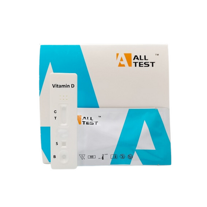 Avbildad är ett AllTest Vitamin-D Test Kit Rapid Snabbtest | 1 styck från Alltest. Kitet innehåller en testremsa och en förpackning. Testremsan har märkta sektioner för C, T, S och B och förpackningen bär Alltest-logotypen i färgerna blått och vitt.
