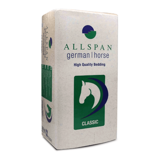 Allspan German Horse Classic-paketet med träspån har en grönblå logotyp med en hästhuvud och texten ”CLASSIC” i vitt på grönt. Denna övervägande vita, rektangulära förpackning med gröna och blå accenter innehåller dammfattig strö för högsta komfort.