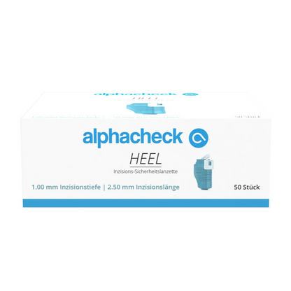En låda Alphacheck HEEL snittsäkerhetslansetter, olika storlekar från Berger Med GmbH är avsedd för kapillär blodprovtagning. Den vita lådan med blå text visar en bild av en lansett och anger i det nedre högra hörnet '1,00 mm snittdjup' och '2,50 mm snittlängd' samt '50 stycken'. Texten är på tyska.