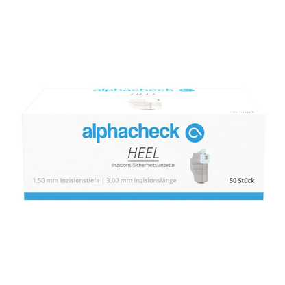 En enkel vit låda med texten 'Alphacheck HEEL snittsäkerhetslansetter, olika storlekar' från Berger Med GmbH, med en liten bild av en medicinsk produkt på höger sida. Den tyska texten innehåller '1,50 mm snittdjup' och '3,00 mm snittlängd' samt '50 stycken', vilket indikerar en mängd av 50 säkerhetslansetter för kapillär blodprovtagning.