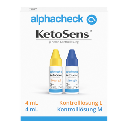 En produktbild av Alphacheck KetoSens β-Keton-kontrollösning L+M | Förpackning (2 flaskor) från Berger Med GmbH för Keto-mätinstrument. Bilden visar en vit kartong med blå och gul text. I kartongen finns två små flaskor med färgade lock, en gul (lösning L) och en blå (kontrollösning M). Volymen anges som 4 mL.