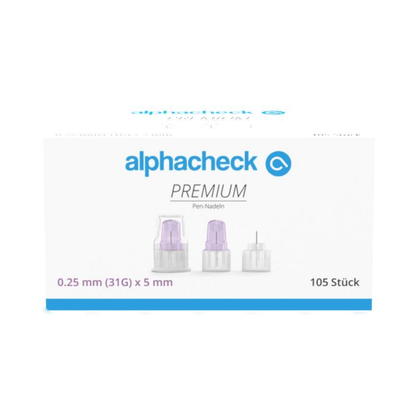 En vit låda med texten "Alphacheck PREMIUM Pen-nålar, olika storlekar" och blå logotyp. Innehåller 105 stycken pen-nålar, med måtten 0,25 mm (31G) x 5 mm för insulinadministration. På framsidan är tre pen-nålar avbildade som ger minimala smärtor vid användning. Texten "105 stycken" anger antalet. Produkten är från Berger Med GmbH.