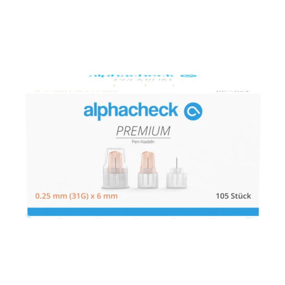 En vit låda med texten "Alphacheck PREMIUM Pen-nålar, olika storlekar" med en avbildning av tre pen-nålar från Berger Med GmbH. Texten anger måtten till 0,25 mm (31G) x 6 mm och mängden till 105 stycken, utformad för komfort vid insulinadministration.