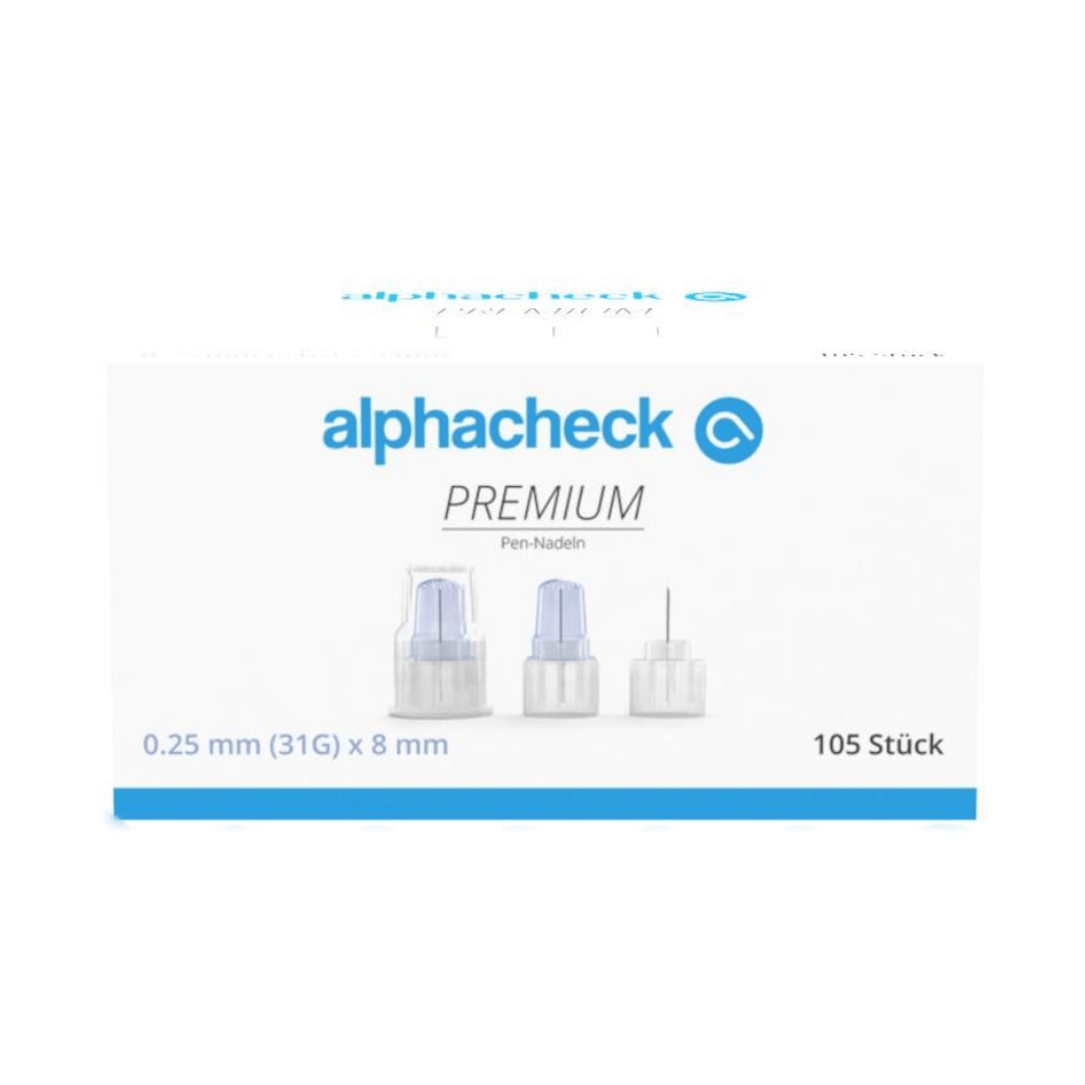Bilden visar en låda Alphacheck PREMIUM Pen-nålar, olika storlekar från Berger Med GmbH, som har utvecklats för minimala smärtor vid insulinadministration. På förpackningen anges att nålarna är 0,25 mm (31G) x 8 mm stora och att lådan innehåller 105 stycken. På lådan är tre pen-nålar avbildade.