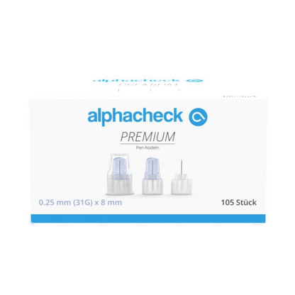 Bilden visar en låda Alphacheck PREMIUM Pen-nålar, olika storlekar från Berger Med GmbH, som har utvecklats för minimala smärtor vid insulinadministration. På förpackningen anges att nålarna är 0,25 mm (31G) x 8 mm stora och att lådan innehåller 105 stycken. På lådan är tre pen-nålar avbildade.