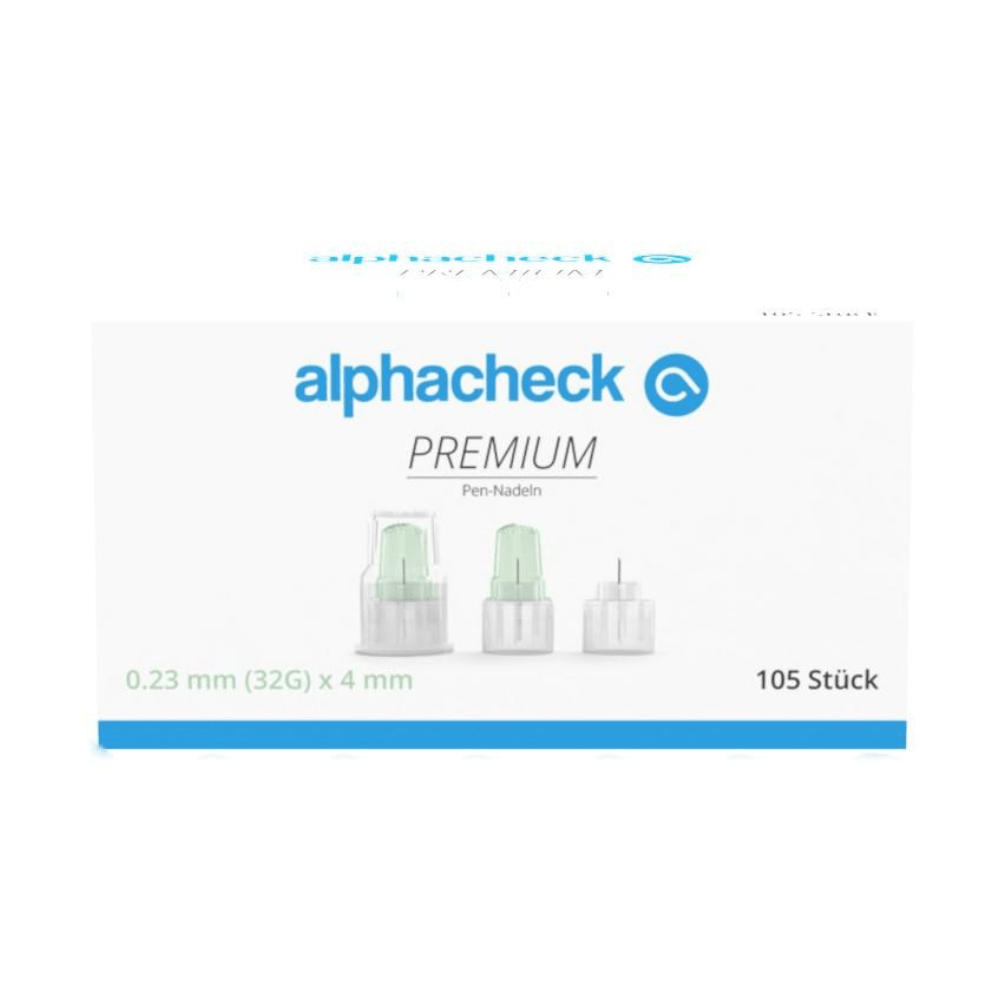 En vit låda med texten "Alphacheck PREMIUM Pen-nålar, olika storlekar" i grönt-blått design, utformad för minimala smärtor vid insulinadministration. Den innehåller 105 stycken i måtten 0,23 mm (32G) x 4 mm. På framsidan finns tre pen-nålar från Berger Med GmbH avbildade.