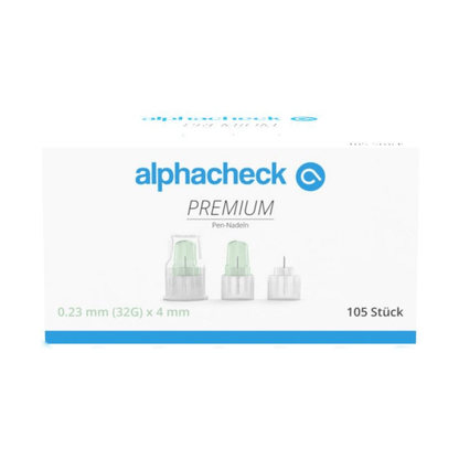 En vit låda med texten "Alphacheck PREMIUM Pen-nålar, olika storlekar" i grönt-blått design, utformad för minimala smärtor vid insulinadministration. Den innehåller 105 stycken i måtten 0,23 mm (32G) x 4 mm. På framsidan finns tre pen-nålar från Berger Med GmbH avbildade.