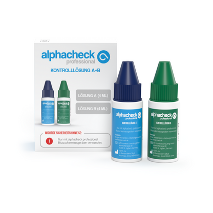 Bild av Alphacheck Professional Kontrollösning A+ B | Förpackning (2 flaskor) från Berger Med GmbH. Produkten innehåller två lösningsflaskor med etiketterna "Lösning A (4 ml)" och "Lösning B (4 ml)", som är perfekt lämpade för att säkerställa noggrannheten hos din blodsockermätare. Kartongförpackningen syns i bakgrunden, med blå respektive gröna lock på flaskorna.