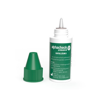 Bild av en liten vit flaska med grön etikett och grönt lock, märkt med "Alphacheck Professional Kontrollösning A+ B | Förpackning (2 flaskor)." Flaskan är öppen, locket ligger bredvid. Texten på den gröna etiketten verkar vara på tyska. Idealisk för användning med din blodsockermätare från Berger Med GmbH.