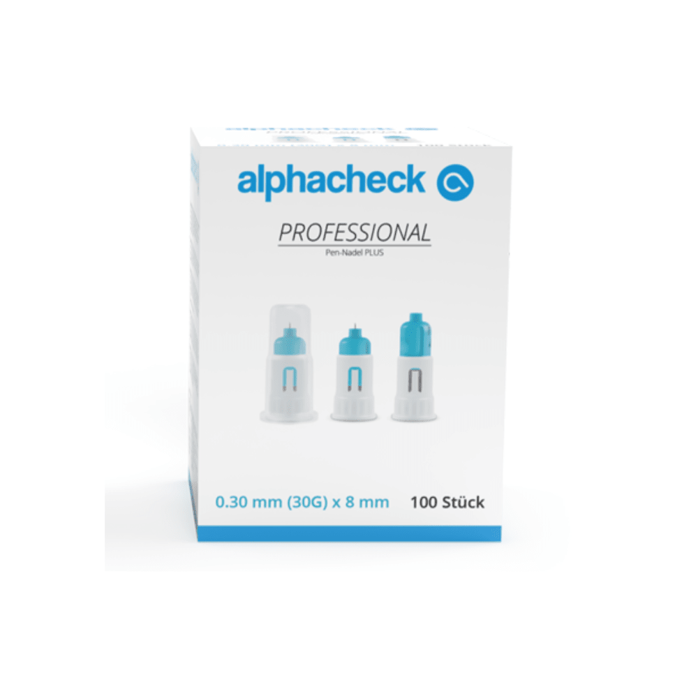 En förpackning med Alphacheck Professional Pen-nålar PLUS, olika storlekar. Den vita förpackningen med blå detaljer innehåller 100 stycken sterila nålar, 0,30 mm (30G) x 8 mm, avsedda för insulininjektioner. På framsidan finns bilder på tre pen-nålar med text i blått och svart från Berger Med GmbH.