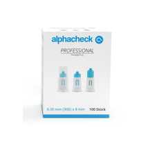 En förpackning med Alphacheck Professional Pen-nålar PLUS, olika storlekar. Den vita förpackningen med blå detaljer innehåller 100 stycken sterila nålar, 0,30 mm (30G) x 8 mm, avsedda för insulininjektioner. På framsidan finns bilder på tre pen-nålar med text i blått och svart från Berger Med GmbH.