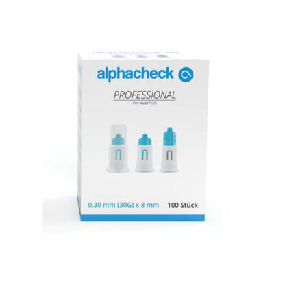 En förpackning med Alphacheck Professional Pen-nålar PLUS, olika storlekar. Den vita förpackningen med blå detaljer innehåller 100 stycken sterila nålar, 0,30 mm (30G) x 8 mm, avsedda för insulininjektioner. På framsidan finns bilder på tre pen-nålar med text i blått och svart från Berger Med GmbH.