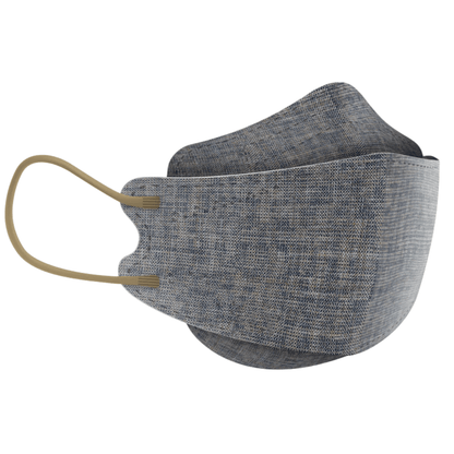 Den Altruan designermasken partikelfiltrerande (FFP2-standard) är i blått med en tredimensionell design. Den har två beige öronöglor och synliga sömmar, förkroppsligar en modemedveten design och uppfyller samtidigt FFP2-standarden för effektivt skydd. Det vävda tyget förbättrar hållbarhet och komfort.