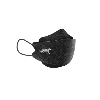 Den Altruan designermasken partikelfiltrerande (FFP2-standard) i svart imponerar med ett enkelt geometriskt mönster med en broderad vit tiger på sidan. Denna mask erbjuder öronöglor och en ergonomisk passform för ökad komfort och finns i en förpackning med 10 masker.
