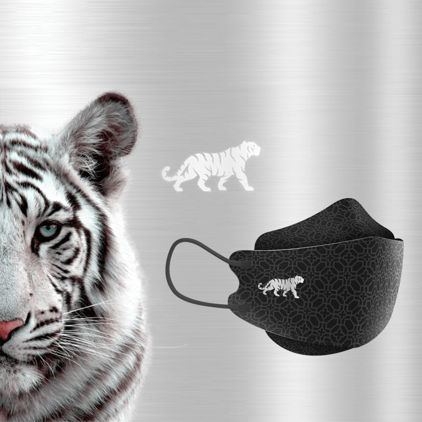 Bilden visar en närbild av en vit tiger med framträdande ränder. Bredvid tigern finns en Altruan designermask som uppfyller FFP2-standarden och har ett matchande tigermönster. Bakgrunden är ett subtilt strukturerat metalliskt silver.