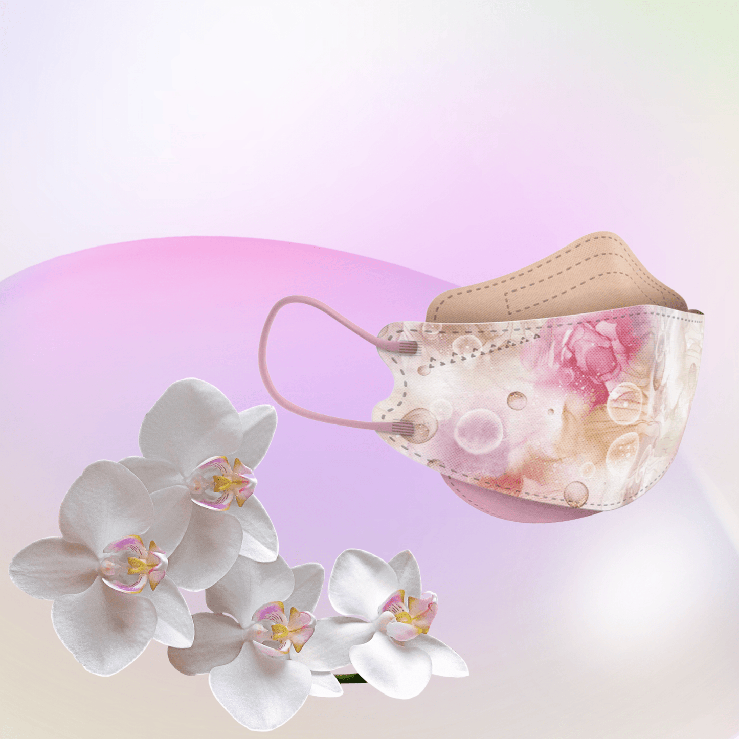 En partikelfiltrerande Altruan designermask som uppfyller FFP2-standarden visar sin ergonomiska passform framför en pastellfärgad bakgrund med rosa-grön färgövergång. I förgrunden framhäver en samling vita orkidéer elegansen i dess stilfulla design.