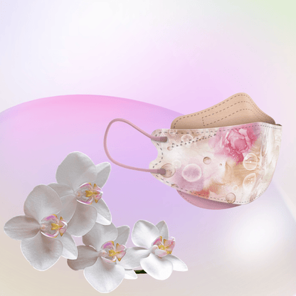 En partikelfiltrerande Altruan designermask som uppfyller FFP2-standarden visar sin ergonomiska passform framför en pastellfärgad bakgrund med rosa-grön färgövergång. I förgrunden framhäver en samling vita orkidéer elegansen i dess stilfulla design.