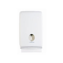 Der Aquarius™ Slimfold™ Spender für gefaltete Handtücher von Kimberly-Clark GmbH ist ein weißer, wandmontierter Handtuchspender mit runder Öffnung, aus dem ein Tuch einzeln unten entnommen werden kann - perfekt für moderne Räume.