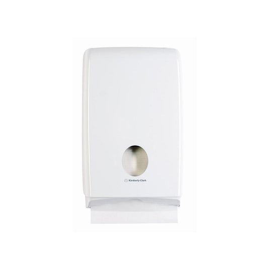 Aquarius™ Slimfold™-dispensern för vikta handdukar från Kimberly-Clark GmbH är en vit, väggmonterad handduksdispenser med rund öppning, ur vilken man kan ta ut en handduk i taget nedifrån – perfekt för moderna utrymmen.