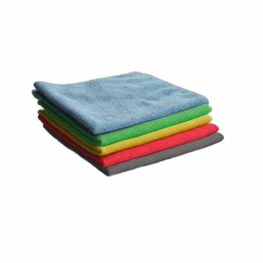 Ett set med Arcora BASIC-LINE-mikrofiberdukar i blått, grönt, gult och rött är överskådligt uppställda mot en vit bakgrund – perfekta för löpande städning.