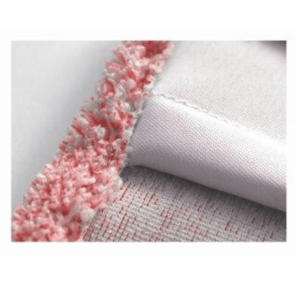 Närbild av Arcora Micro Red - Fc Ohne Deckblatt från Arcora International GmbH: Tygkant med rosa och vit struktur, mikrofibergarn för utmärkt smutsupptagning, vita sömmar och en lätt vävd yta. Kartong innehåller 50 stycken.