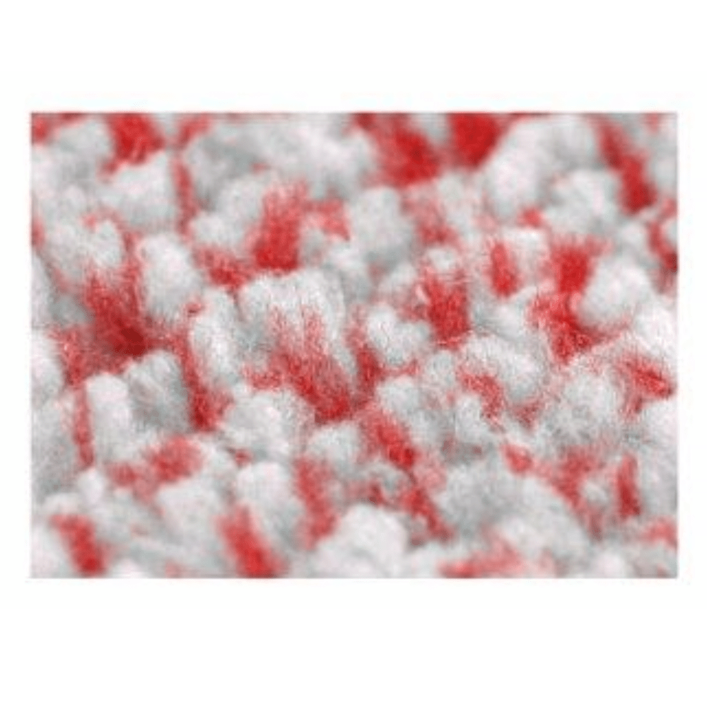 Närbild av tyget Arcora Micro Red - Fc Ohne Deckblatt från Arcora International GmbH: mjuk, fluffig mikrofiber med vitt och rött mönster - idealiskt för effektiv smutsupptagning vid underhållsrengöring. Finns i lådor om 50 stycken.