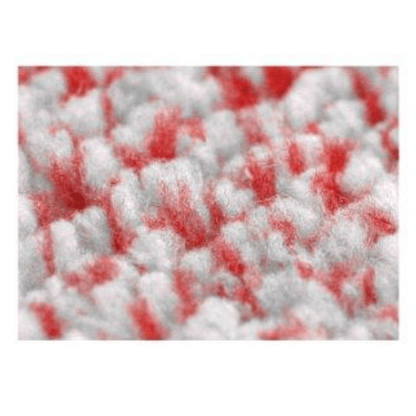 Närbild av tyget Arcora Micro Red - Fc Ohne Deckblatt från Arcora International GmbH: mjuk, fluffig mikrofiber med vitt och rött mönster - idealiskt för effektiv smutsupptagning vid underhållsrengöring. Finns i lådor om 50 stycken.