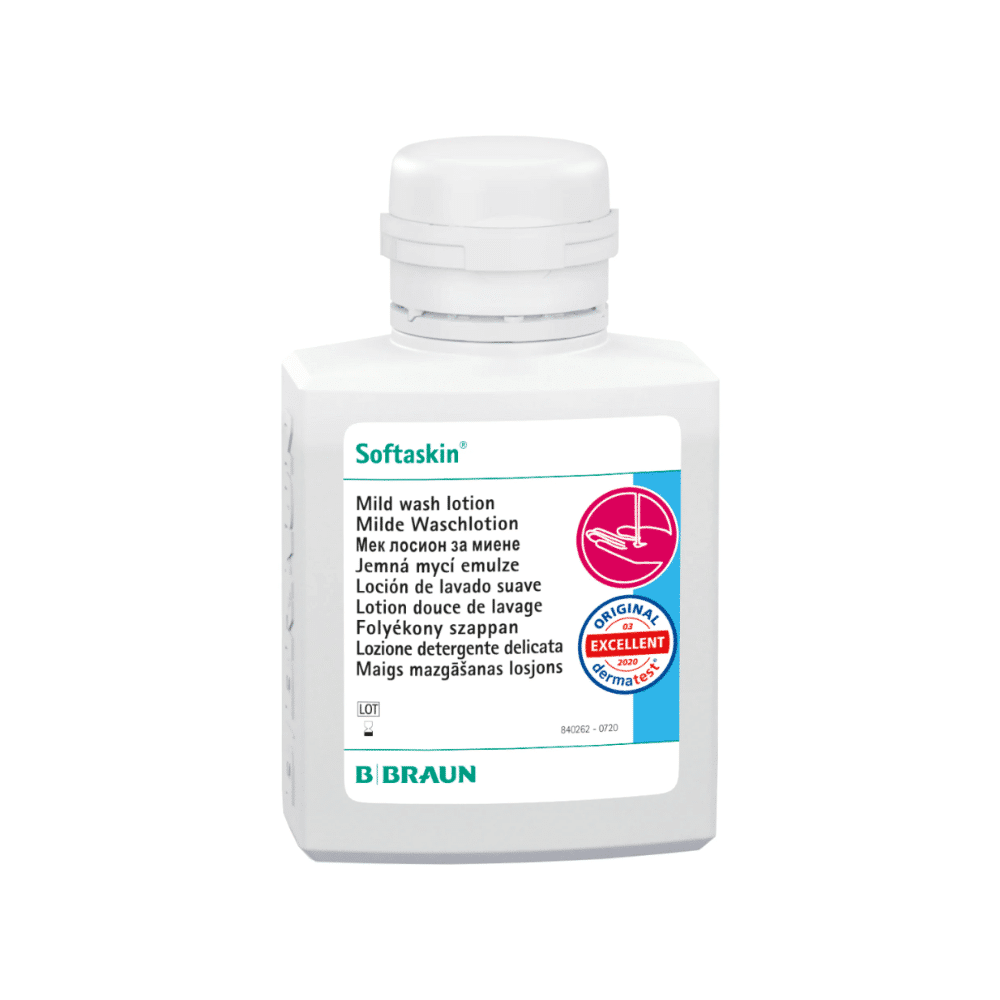 På en vit flaska står det ”B. Braun Softaskin® Tvättlotion” och en flerspråkig text beskriver lotionen som en mild, miljövänlig tvättlotion. På flaskan är en kvalitetsstämpel tydligt placerad och på botten är namnet ”B. Braun Deutschland GmbH & Co. KG” tryckt, vilket garanterar att lotionen är fri från mikroplast.