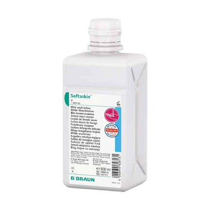 Den vita 500 ml flaskan med texten ”B. Braun Softaskin® Tvättlotion” från B. Braun Deutschland GmbH & Co. KG innehåller en mild tvättlotion som är miljövänlig och fri från mikroplast och pryds av en blå-vit etikett med flerspråkig text.