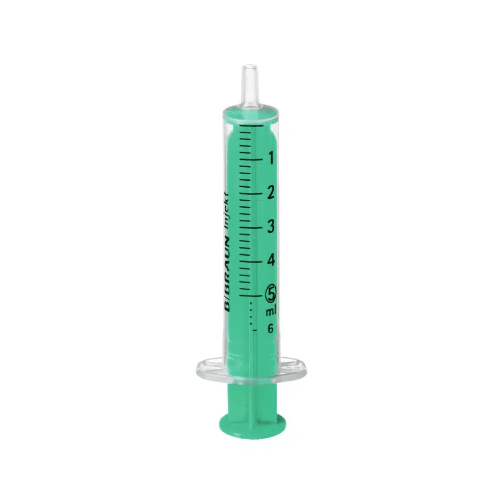 En B. Braun Injekt® Luer Solo engångsspruta med Luer-anslutning, excentrisk spruta från B. Braun Deutschland GmbH & Co. KG, med en genomskinlig grön design med tydligt markerade mått från 1 till 5 milliliter, en platt kolv och en excentrisk Luer-anslutning konisk spets. Sprutan är nålfri och visas mot en enkel vit bakgrund.