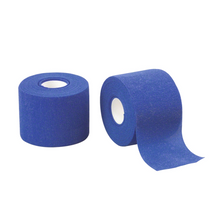 Zwei Rollen B. Braun Askina® Haft color Fixierbinde, blau, von B. Braun Deutschland GmbH & Co. KG, werden ausgestellt. Eine Rolle steht aufrecht mit einem Stück abgerolltem Klebeband, während die andere Rolle auf der Seite liegt. Beide haben einen weißen Innenkern.