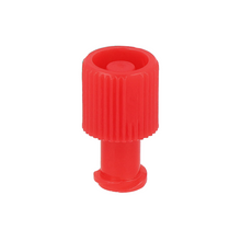 Der B. Braun Combi-Stopper-Verschlusskonen in Rot von B. Braun Deutschland GmbH & Co. KG verfügt über ein geripptes, zylindrisches Design mit breiterer Basis und vertiefter Oberseite, ideal für sterile Verschlüsse. Packung enthält 100 Stück, isoliert auf weißem Hintergrund.