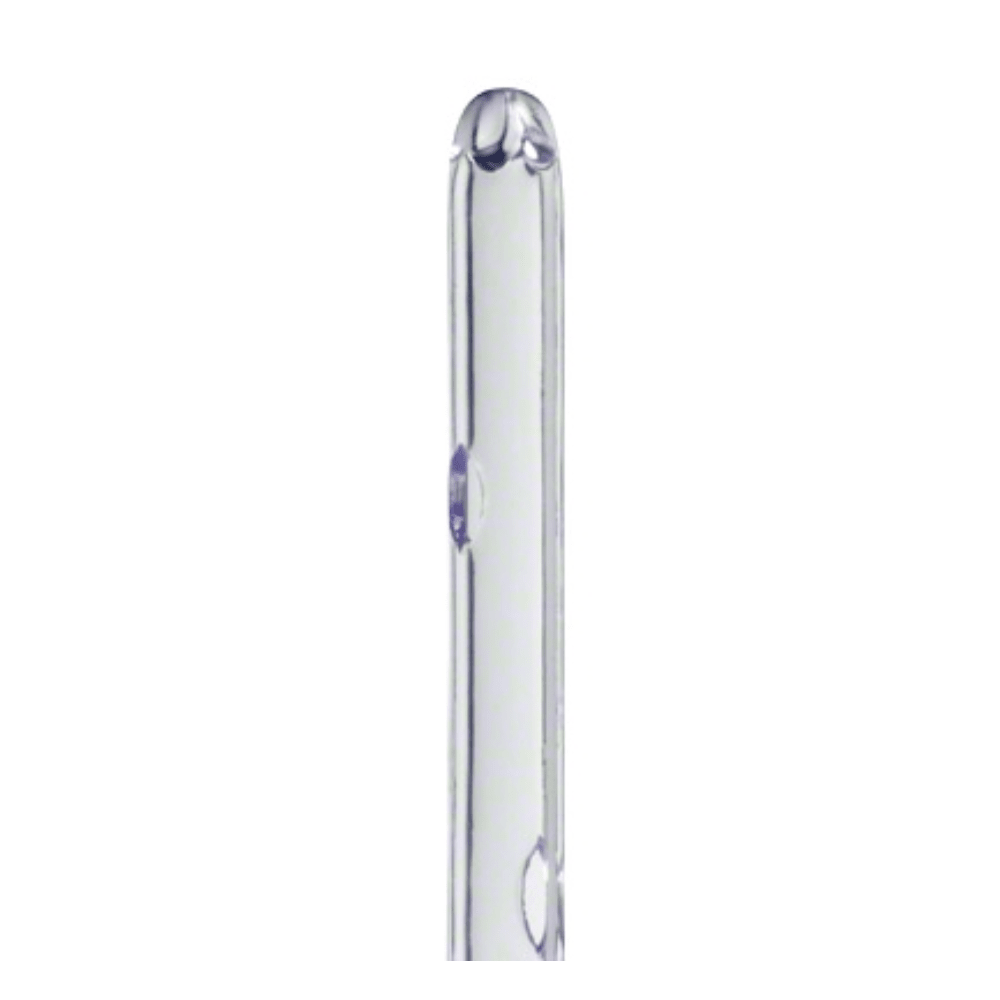 Närbild av en klar glasstav med ihålig mitt, som har en slät yta och en mjuk krökning. Staven, liknande B.Braun engångskateter för kvinnor med stängd Nelatonspets från B. Braun Deutschland GmbH & Co. KG, visar små inre bubblor eller ofullkomligheter.