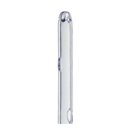 Närbild av en klar glasstav med ihålig mitt, som har en slät yta och en mjuk krökning. Staven, liknande B.Braun engångskateter för kvinnor med stängd Nelatonspets från B. Braun Deutschland GmbH & Co. KG, visar små inre bubblor eller ofullkomligheter.