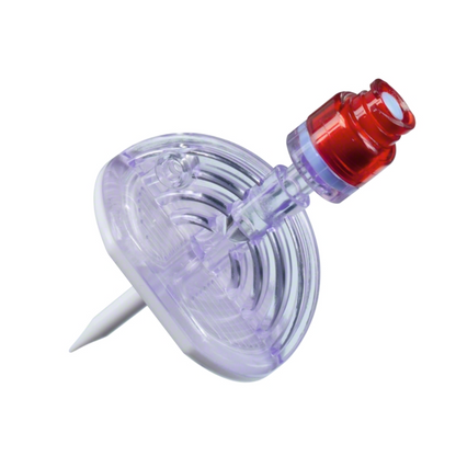 Närbild av B.Braun Mini-Spike® 2, en transparent lila medicinteknisk produkt från B. Braun Deutschland GmbH & Co. KG med rund, platt bas och spetsig topp. Ovansidan är utrustad med en röd Safeflow-ventilanslutning. Denna produkt, tillverkad av plast, är utformad för medicinska tillämpningar som administrering av kemoterapeutika.